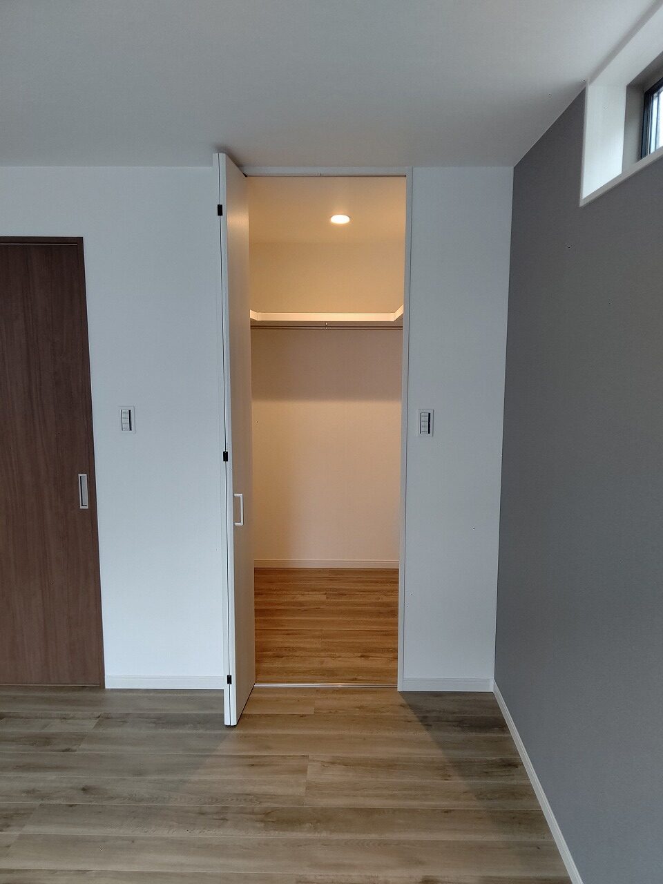 【茨木市】E様/クロス貼替・扉外しイメージ